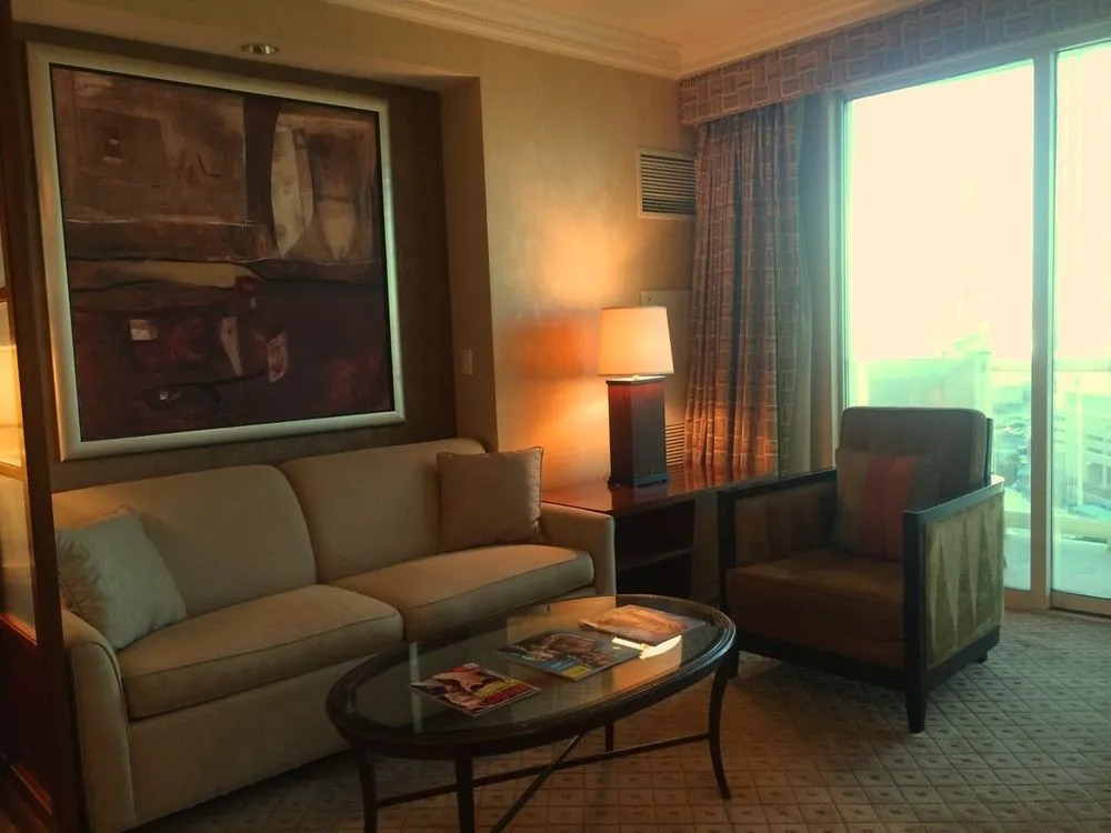 Aaa Deluxe Suite At The Signature Condo Hotel