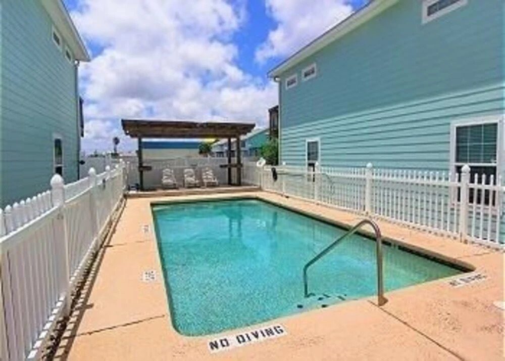 Fancy Flamingo 4 Bedroom Townhouse