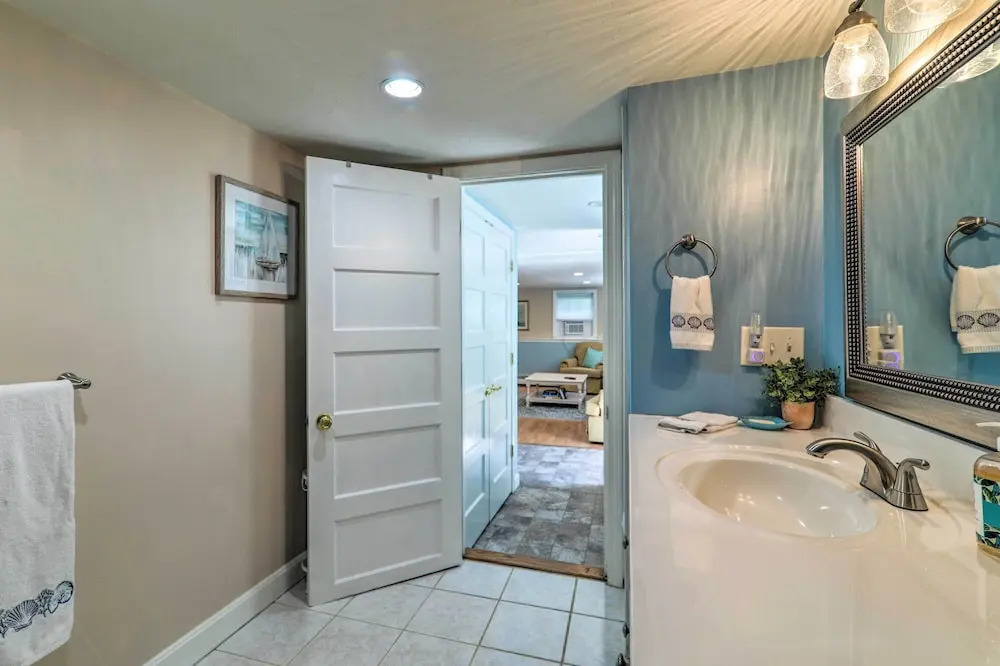 3 Mi to Bourne Scenic Park: Quaint Cape Cod Apt