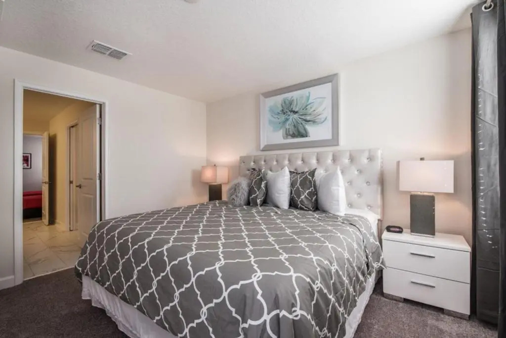 Live the Magic of Champion Gates 8 BD Sleep Up to 19 people