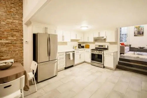 LazyKey Suites - Stylish 2BD Loft in the Heart of Old City