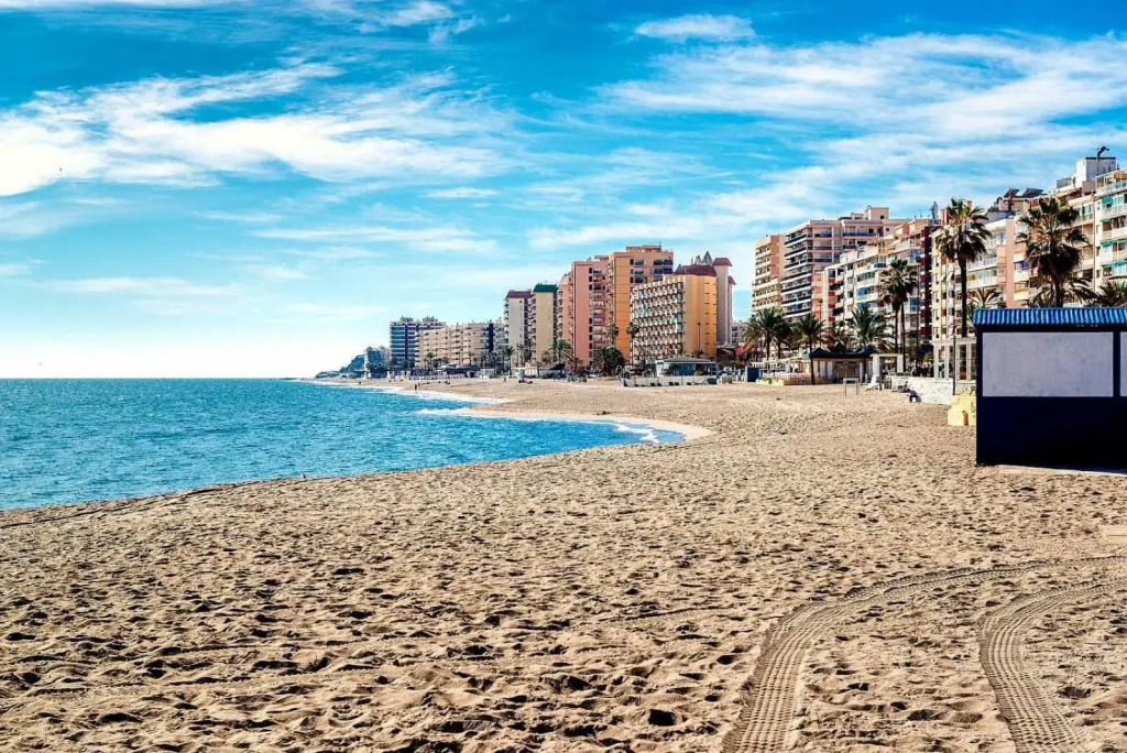 BEACHFRONT -- NEW LUXURY Apartment -- 1ª Linea Playa -- CENTRO de Fuengirola -- Private PARKING -- Panoramic Sea Views