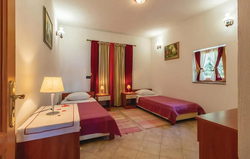 Stunning Home in Preko With 3 Bedrooms and Wifi