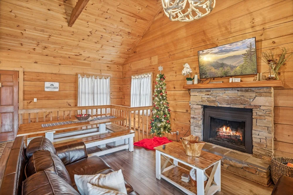 Pappy's Peak 2 Bedroom Cabin by RedAwning