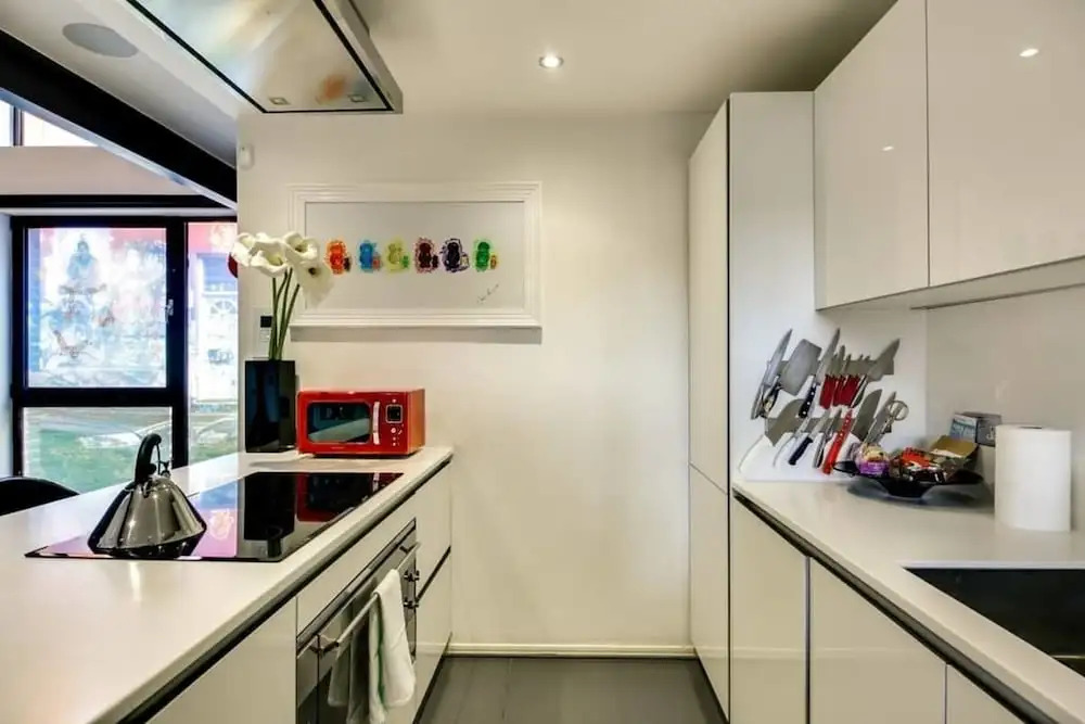 Stylish 2 bed 3 Storey House With Mezzanine