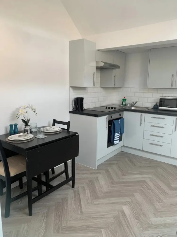 Seaside Chic Loft Apartment in Leigh-on-sea