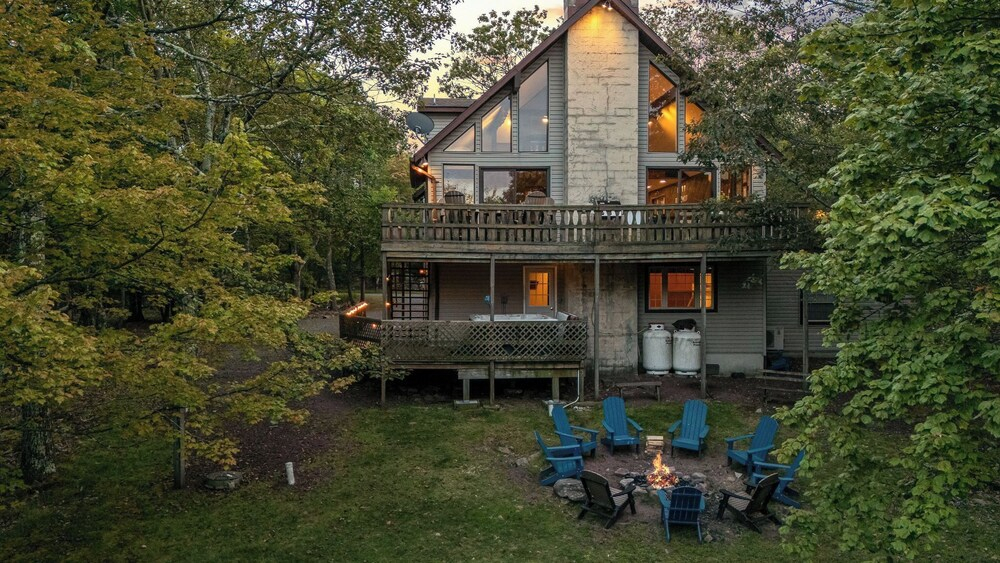 Sky View Chalet by Avantstay Stunning Interior, Spacious Deck, Hot Tub, & View
