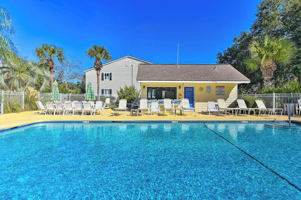 Condo w/ Amazing Amenities: 1 Mi to Beach!