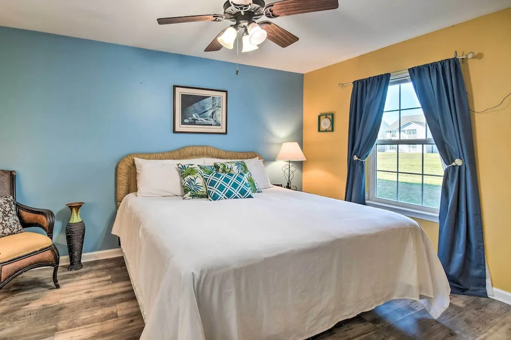 5 Mi to Beach: Gulf Shores Condo w/ Perks!
