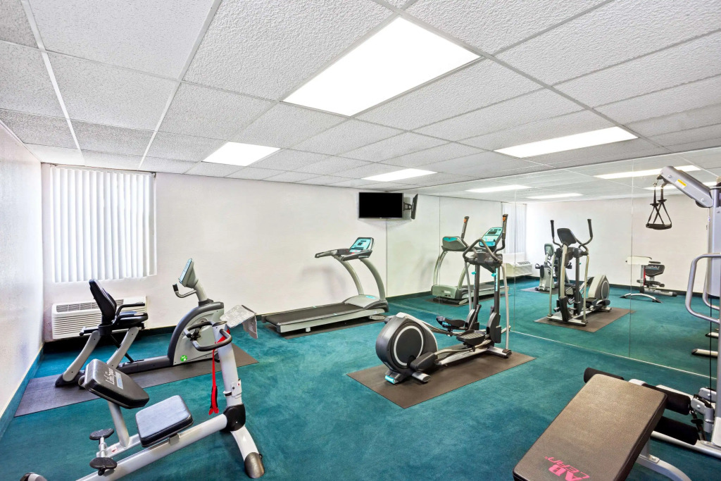 Days Inn & Suites by Wyndham Fullerton