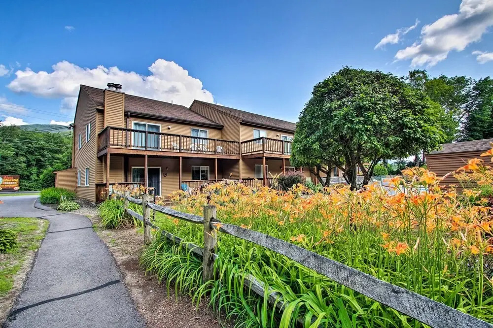 Lincoln Condo w/ Balcony - 6 Mi to Loon Mtn!
