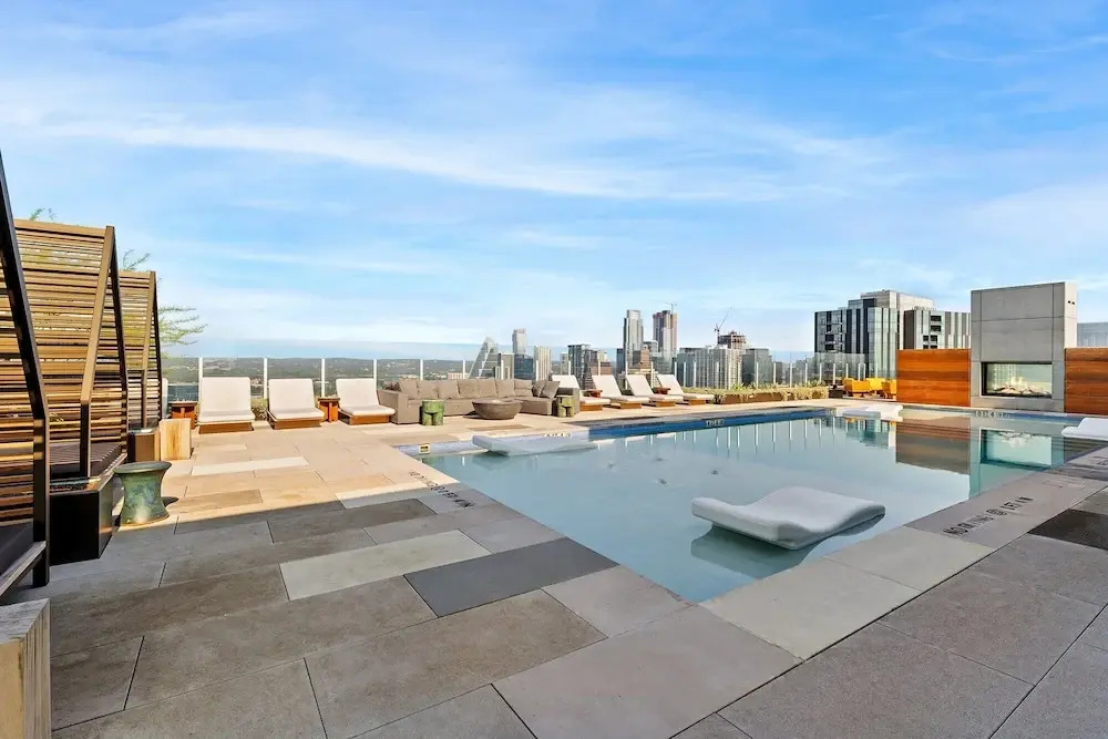 Rainey St 1BR | Heated Pool | Gym | Bar | DT ATX
