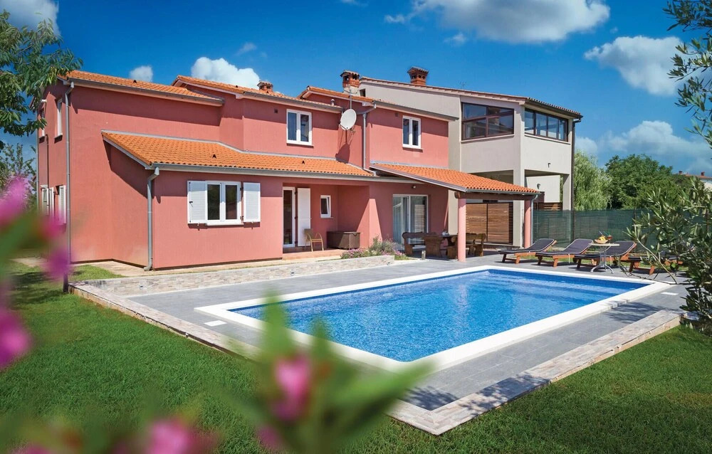 Five-Bedroom Holiday Home In Fazana