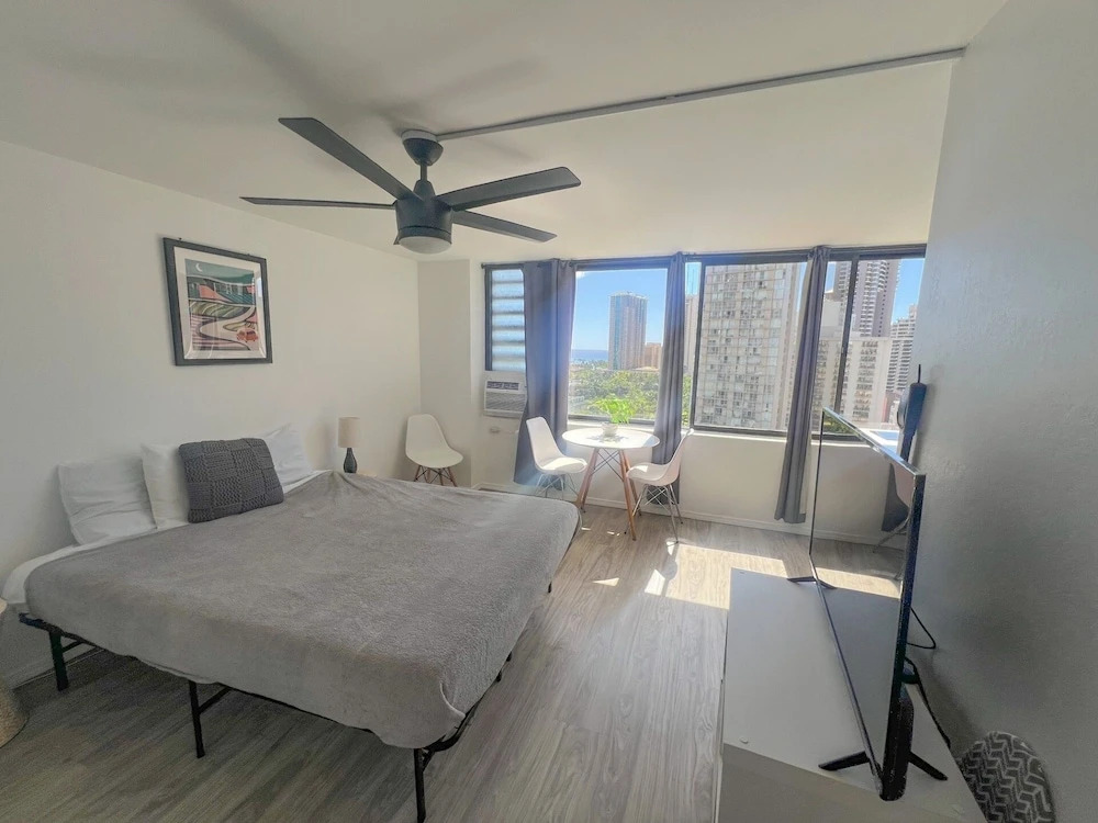Hawaiian Monarch 1804 Condo by Redawning