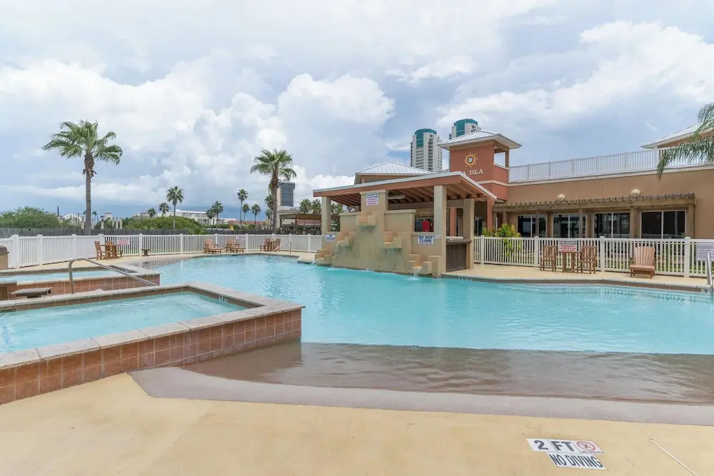 Casual Condo Near Beach w/ Pools, hot tub & Grill!