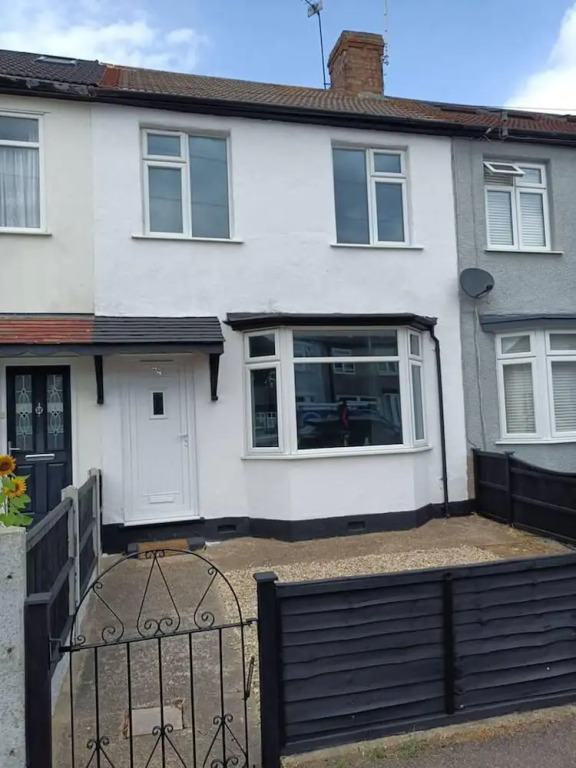 Cool 2 Bed House Hornchurch, Arcade Games, Parking