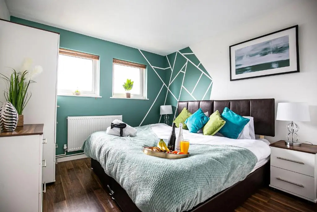 6 Bedroom House - Central MK - Free Parking, Smart TV, Fast Wifi and Garden - Perfect for Contractors and Large Groups by Yoko Property