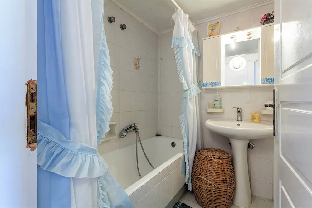 Bright Comfy Flat near Beach & City Center