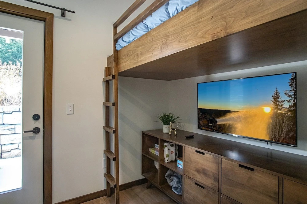 3 Bedroom: Coal Box Beautiful Unique Home Close to Slopes