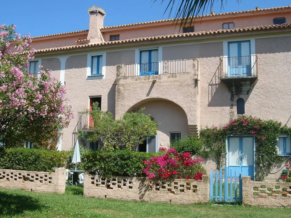 Lovely Apartment on a Beautiful Property Near the sea