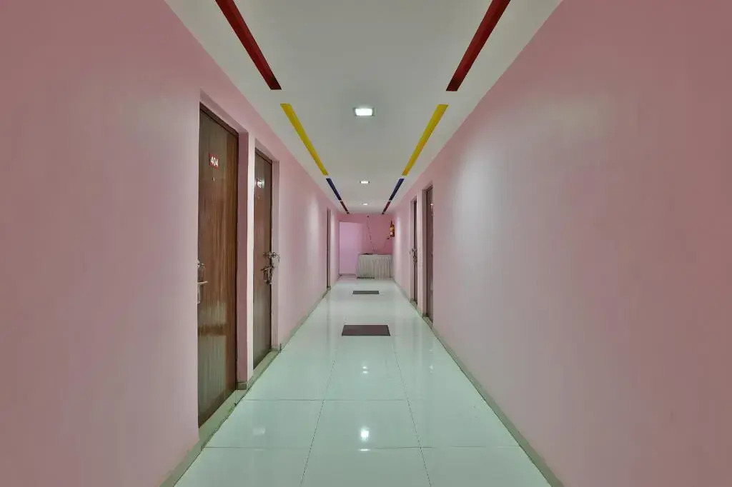 Radhesh Banquet Hall And Rooms By OYO Rooms