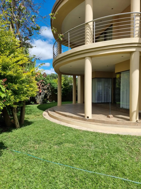 Beautiful 3 bedroom home in a gated complex with private garden and pool