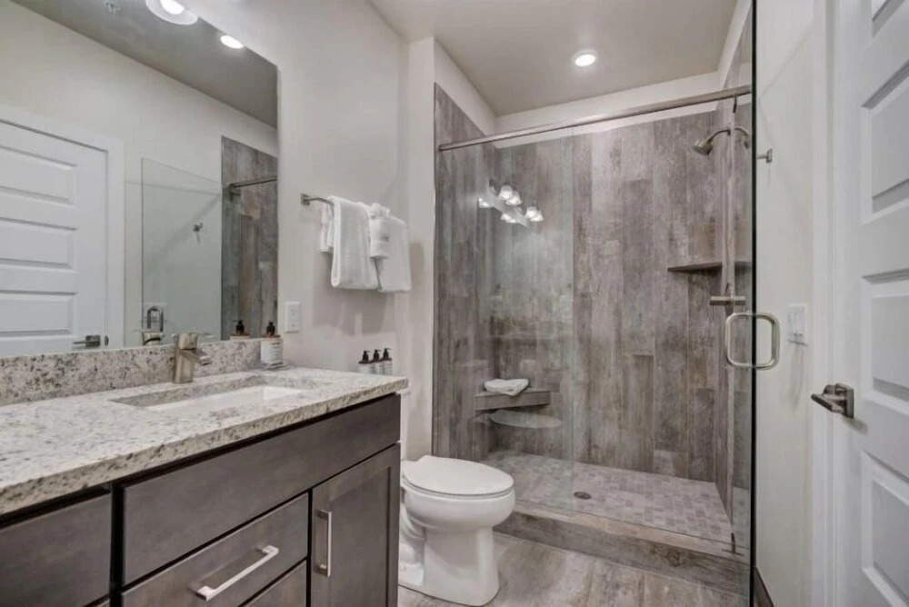 Clearwater Lofts - 3 Bedroom Luxury Condo Near Lakeside Village