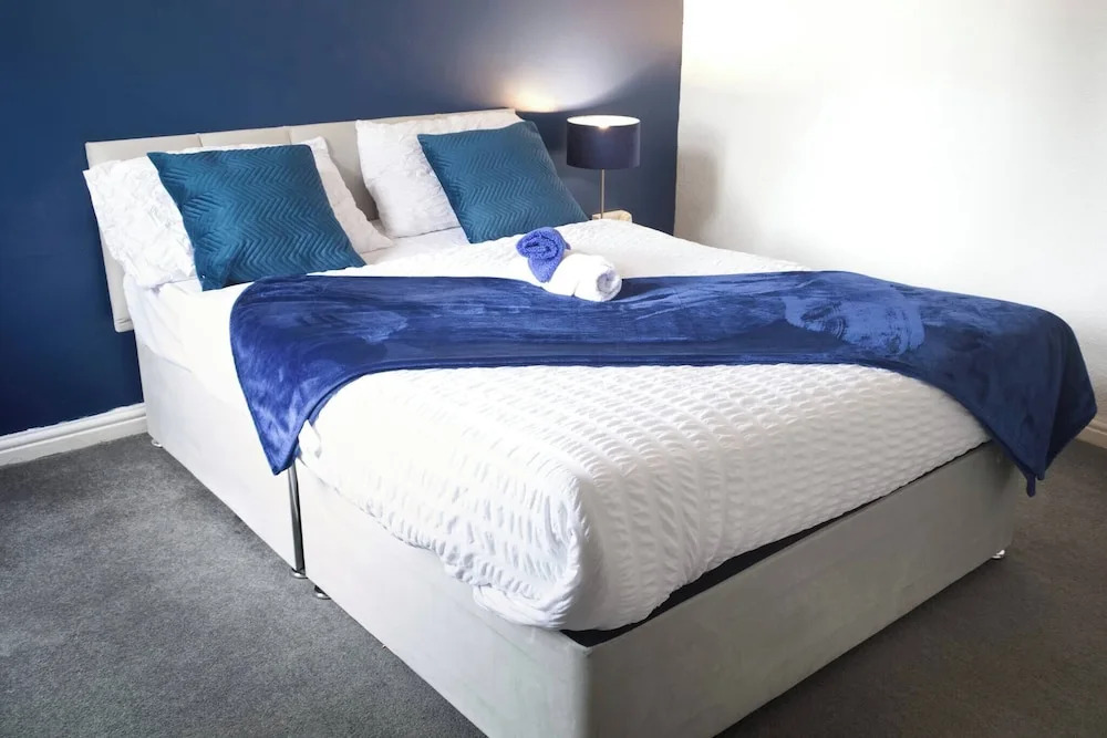 Elegant 5-bedroom Home- Fast Wifi, Free Parking & Netflix