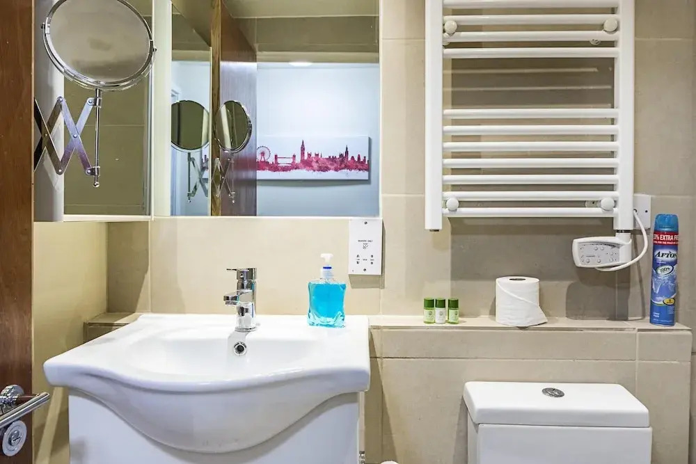Incredible Light Filled Studio Apartment + Free Parking Sleeps 4