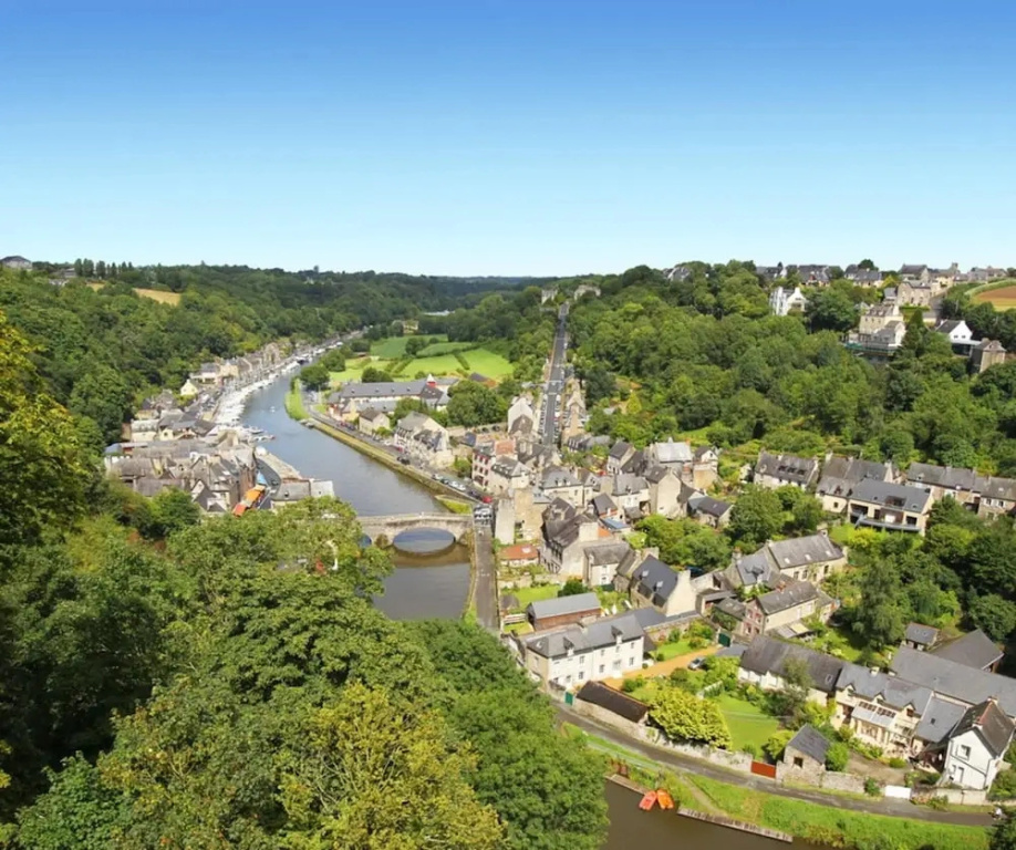 Dinan Stay With Free Parking