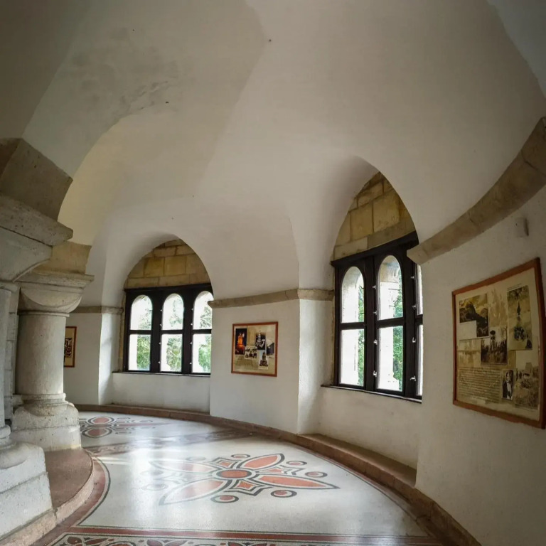 Romantic two bedroom apartment in the hills of Budapest with private parking