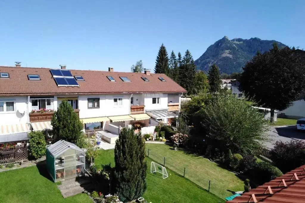 Komplette Dachwohnung mit Balkon und Bergblick