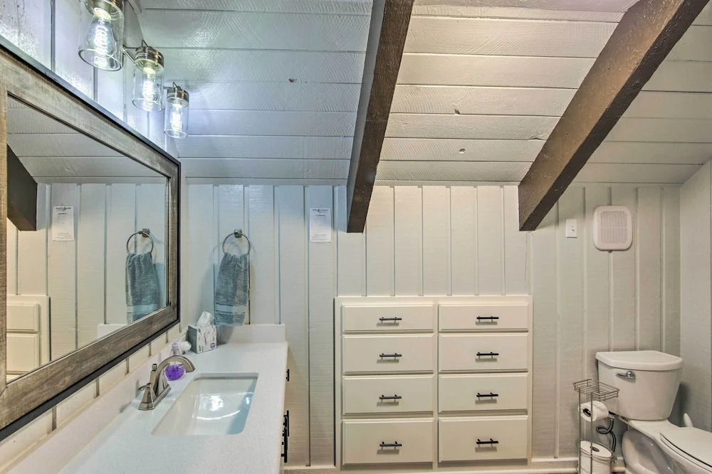 Brookeland Resort Cabin w/ Golf + Lake Access