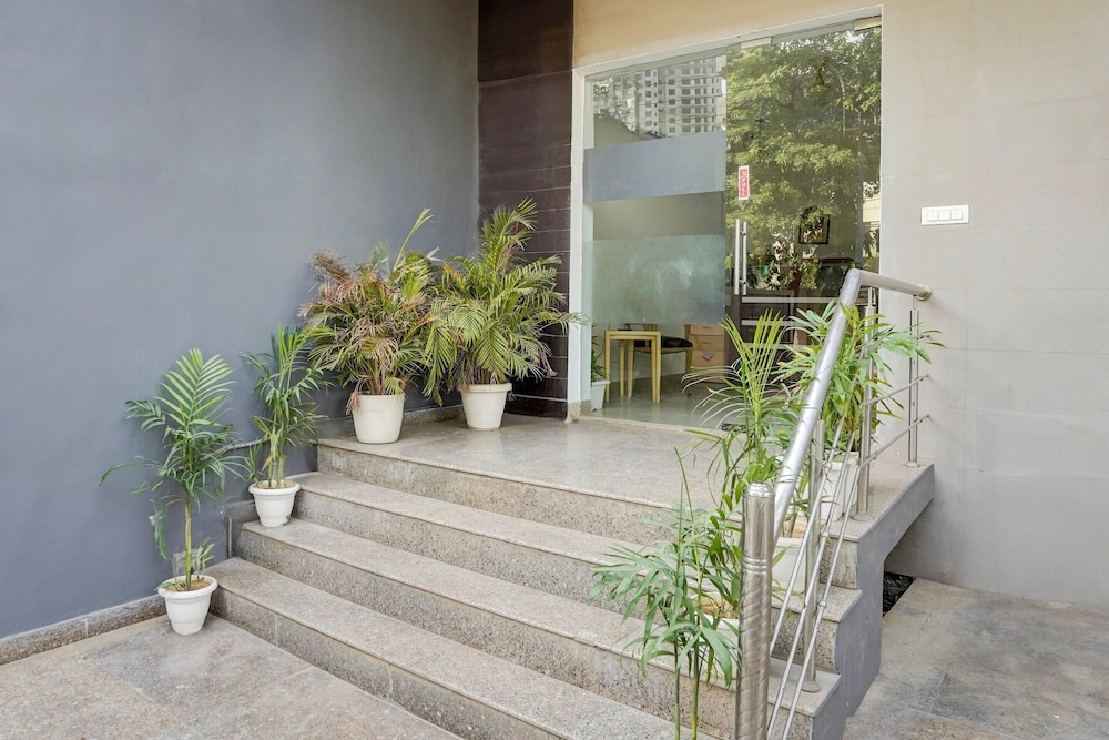 Townhouse Hotel Sec- 54 Golf Course Road