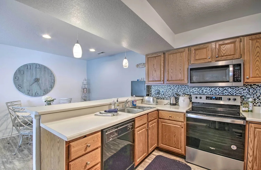 Lake-view Patio, Pool Access! Regatta Bay Condo