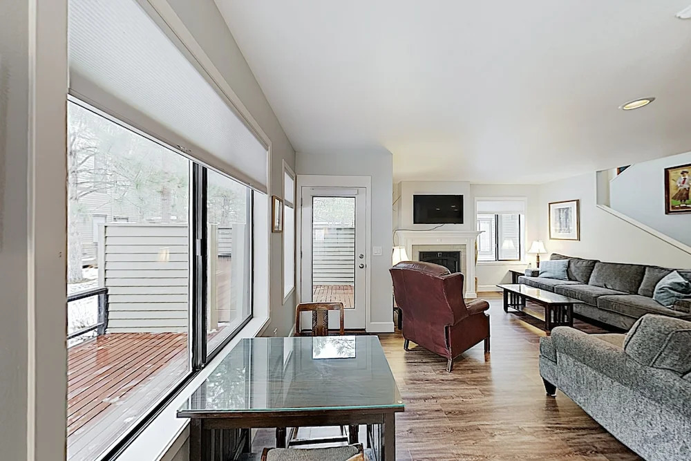 New Listing! Modern Eaglewood Townhome W/ Hot Tub 3 Bedroom Townhouse