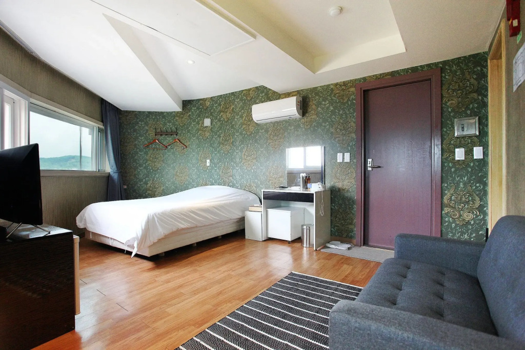 J hotel