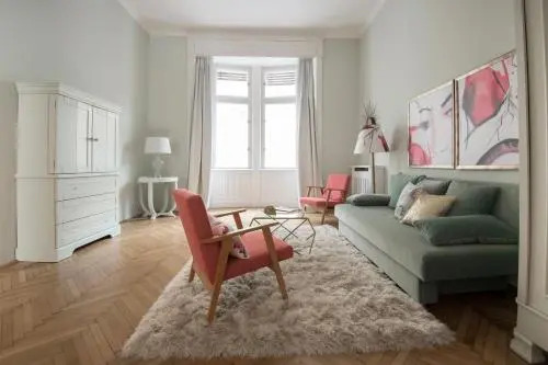 Jet Setter Opera Apartment
