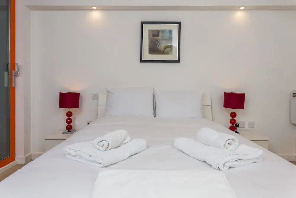 2 Bedroom Flat in Limehouse Sleeps 4 Guests