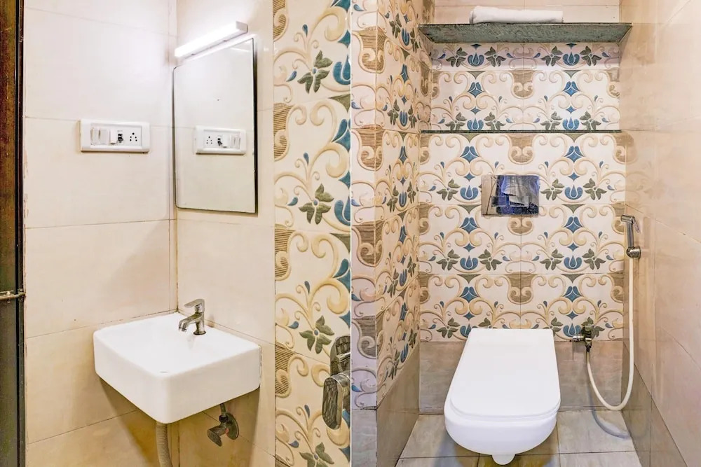 Cozy Deluxe Room Near Juhu Beach Mumbai
