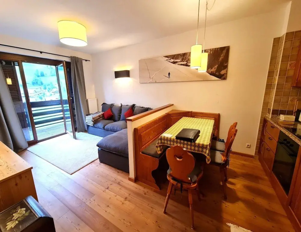 Apartment With Balcony and Mountain Views
