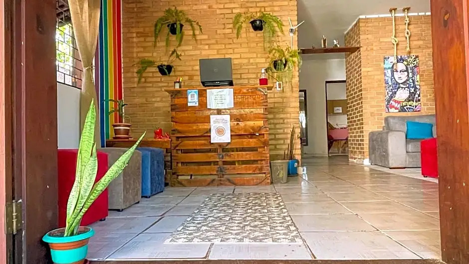 Pousada São Jorge 1 MIN A PÉ DA PRAIA Casa de família, simples e aconchegante, Na Av principal da praia café disponível até 12hs cozinha completa e churrasqueira disponível para uso ar cond das 20hs as 8 30