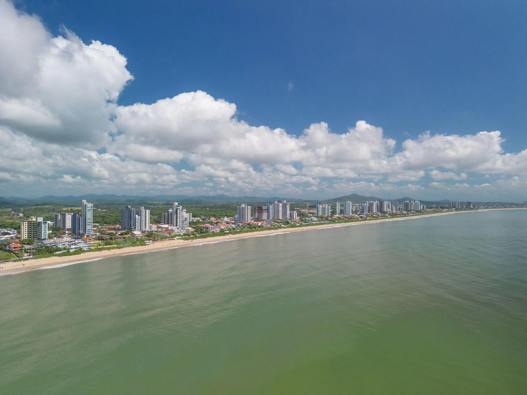 Apartamentos em Bal Piçarras 150M DA PRAIA com SACADA, WI-FI, PISCINA, PORTARIA 24h, PLAYGROUND e vaga de GARAGEM