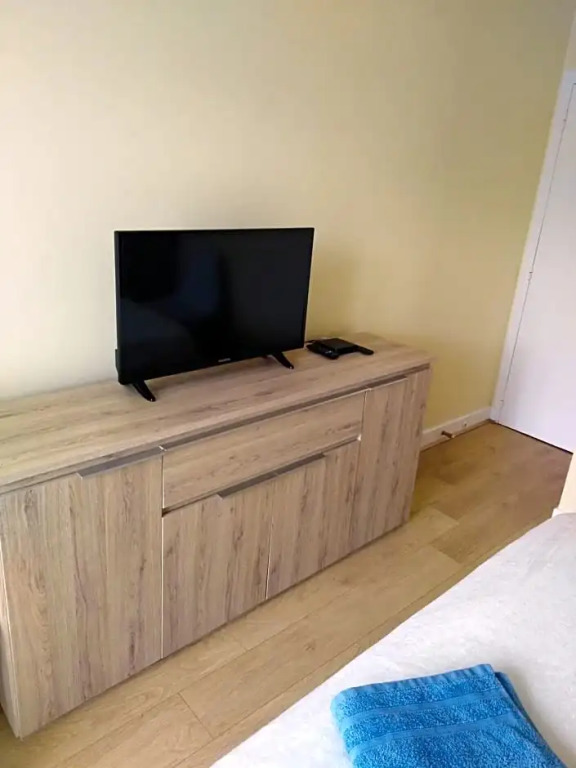 chez Myla chambre avec tv écran plat et salle de bain privative