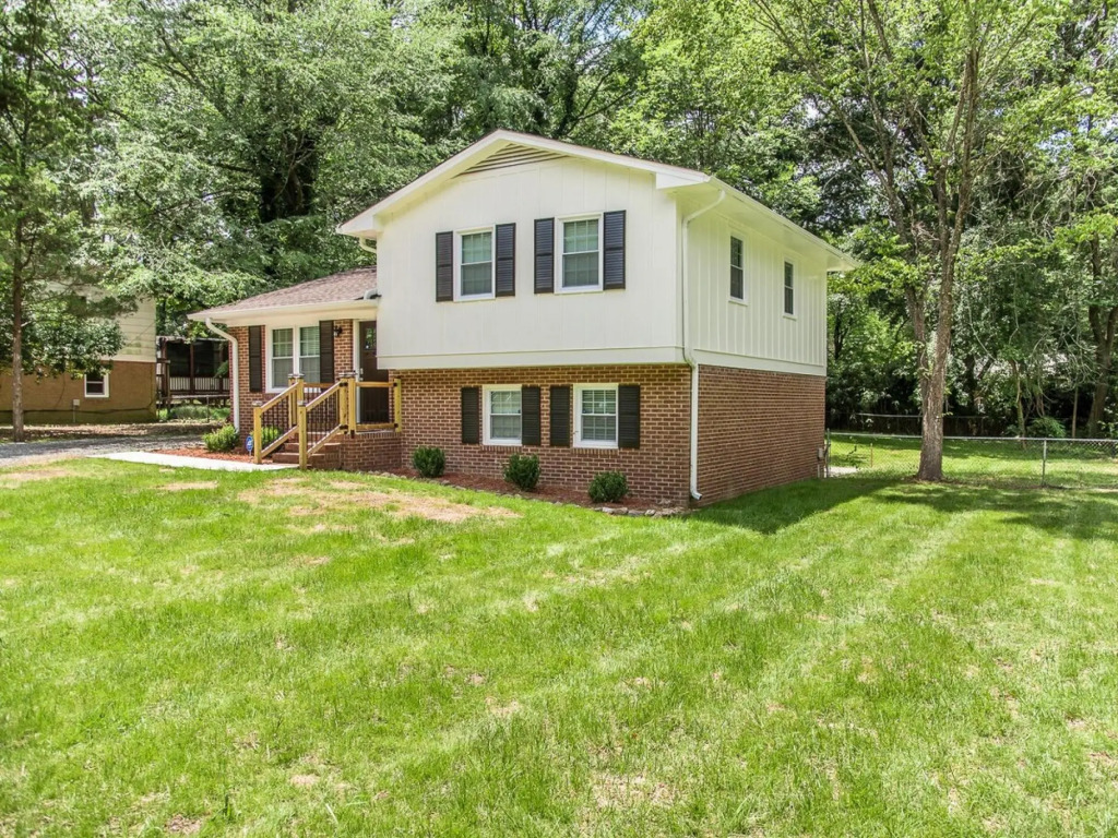 Single-family Home With Spacious Backyard