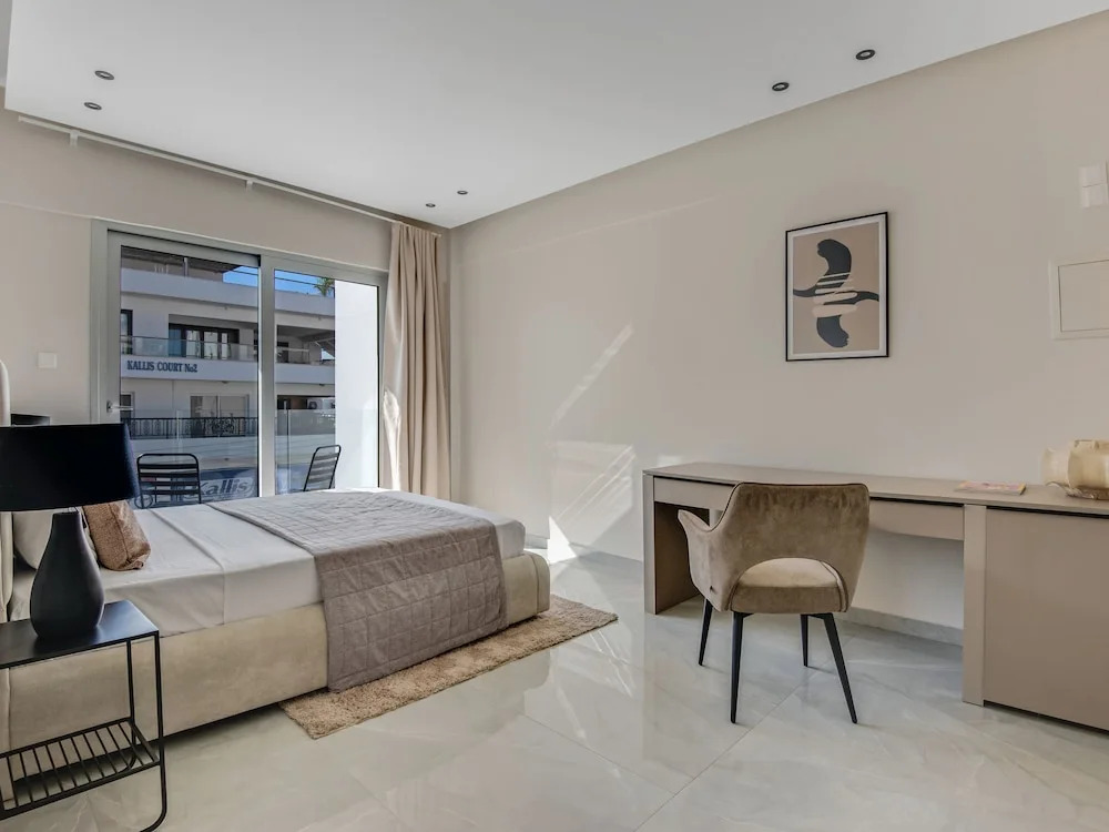 Sanders Crystal - Dreamy 3-bdr Apt w Balconies