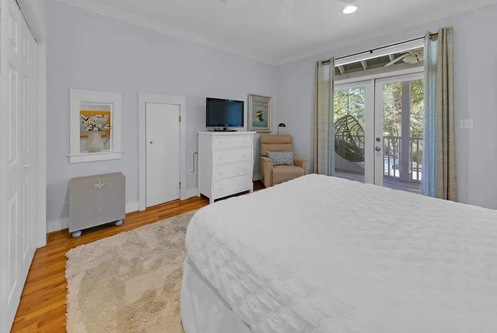Spacious 4-bedroom Beach Retreat: Ideal for Families & Groups!