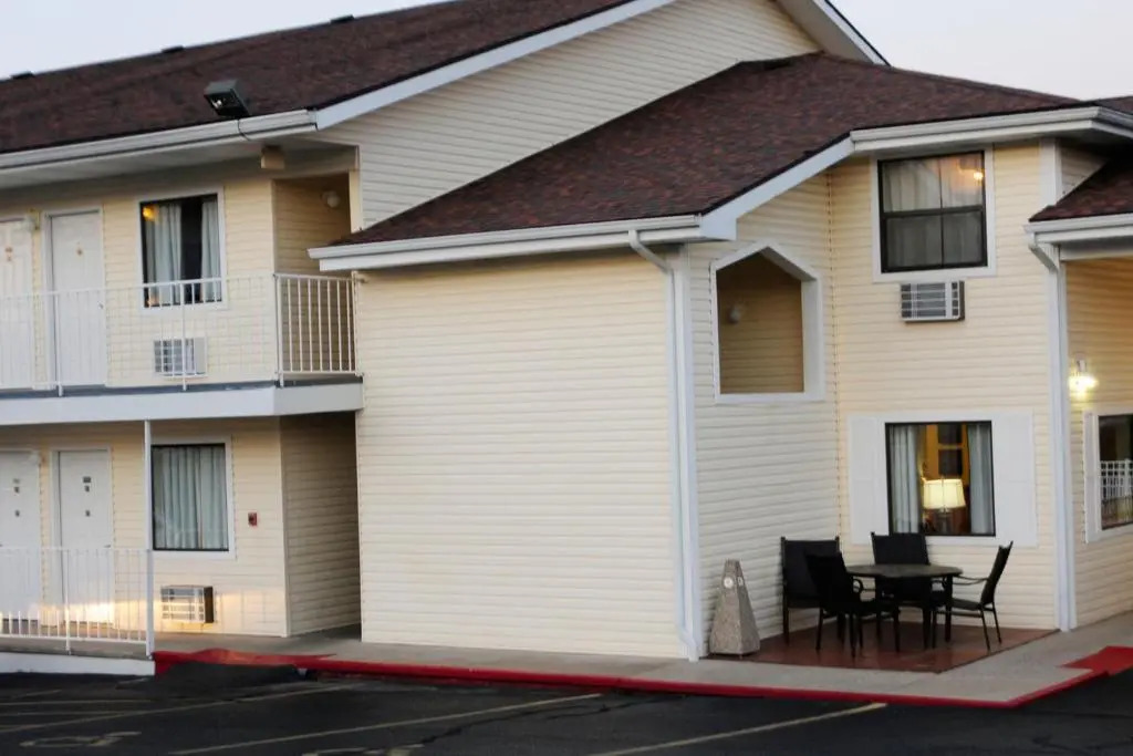 Whispering Hills Inn