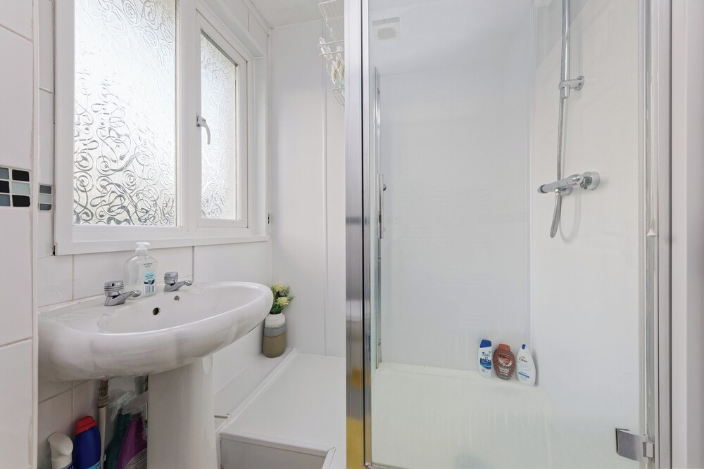 House Sleeps 14 With Enclosed Garden