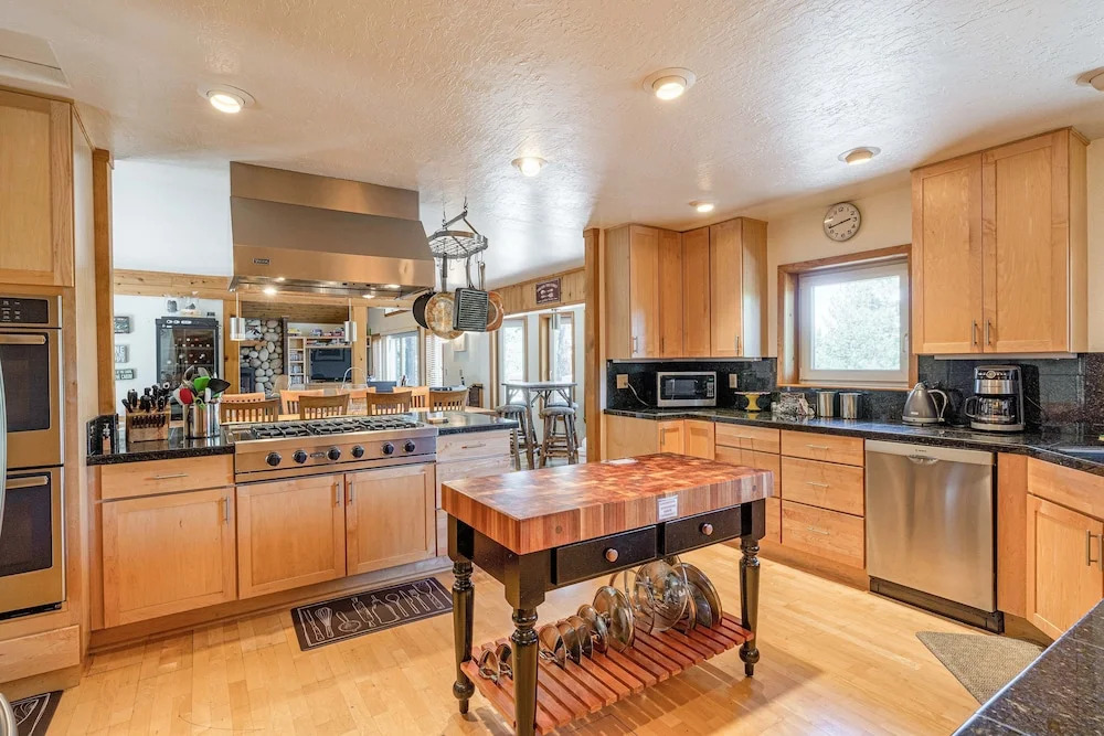 11640 St Bernard Dr - 6 Br Home